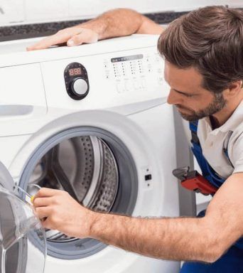La lavadora no desagua: causas y cuándo llamar al técnico